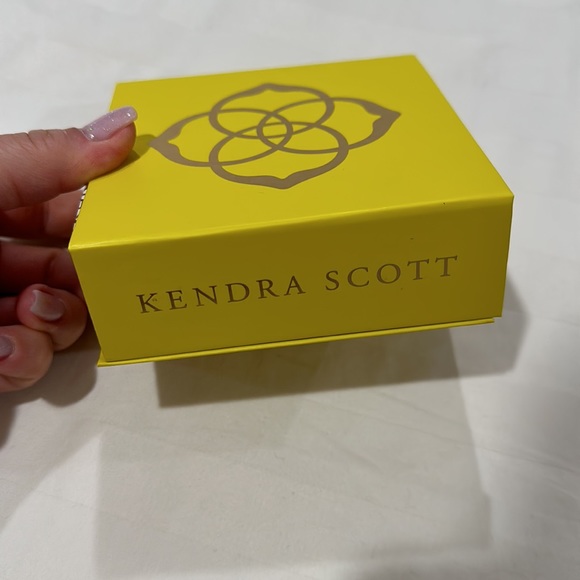 ARI HEART STUD EARRINGS gold dichroic glass - Picture 5 of 5